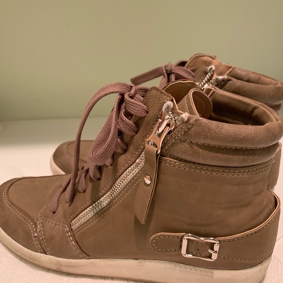 Shoes - Picture 4 of 8